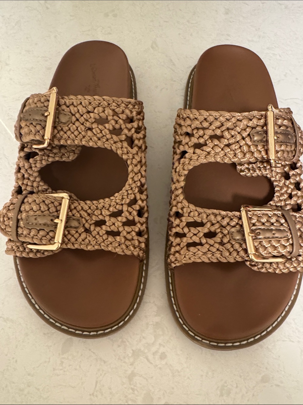 Universals Threads Sandals Size 9 - Picture 2 of 4